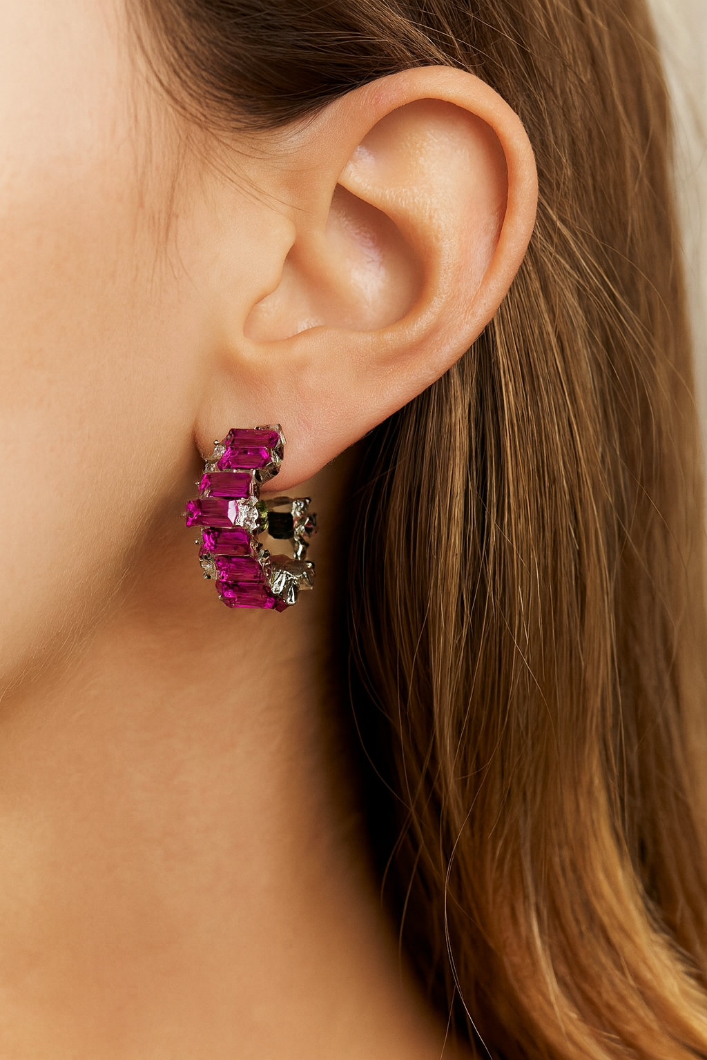 Brinco Elegance com cravejado em Pedra de Zircônia